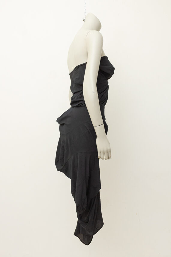 1996 Comme des Garçons asymmetrische zwarte jurk uit de ‘lumps & bumps’ collectie