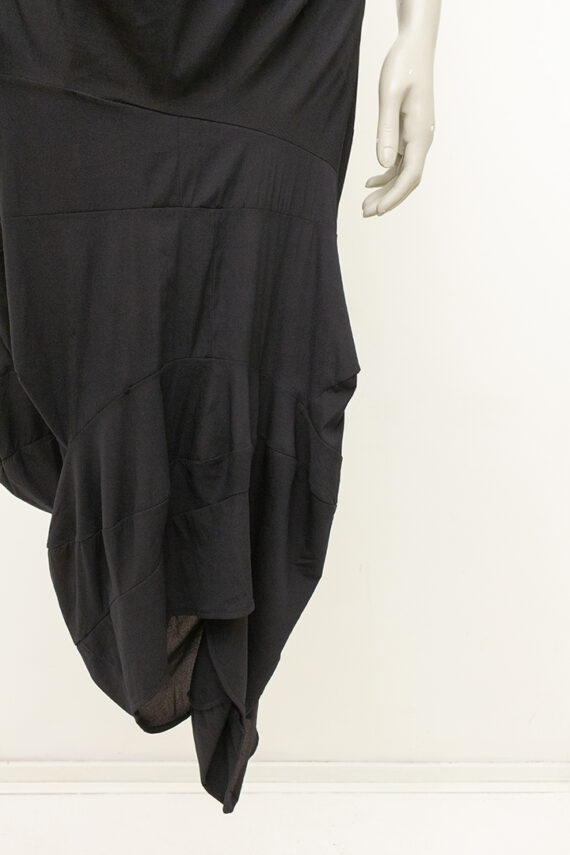 1996 Comme des Garçons asymmetrische zwarte jurk uit de ‘lumps & bumps’ collectie