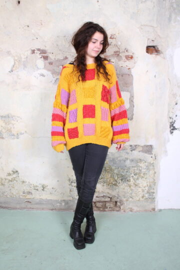 Geel gebreide trui met gekleurde vlakken