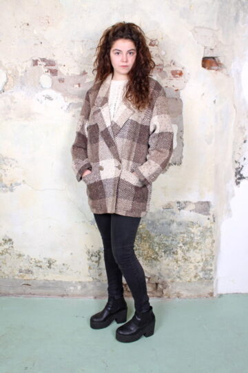 Beige met bruin geruite jas