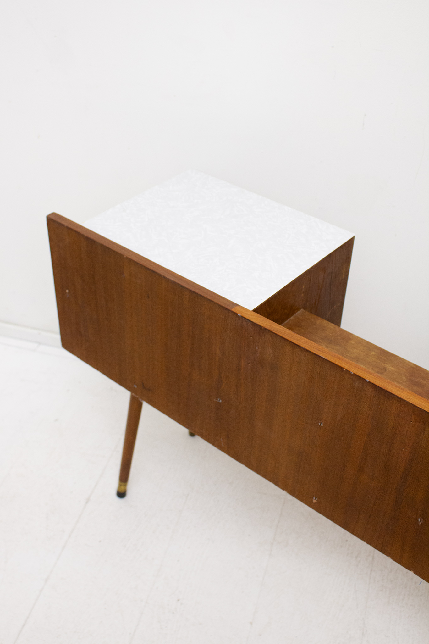 60’s houten lowboard kastje met formica blad en messing greepjes