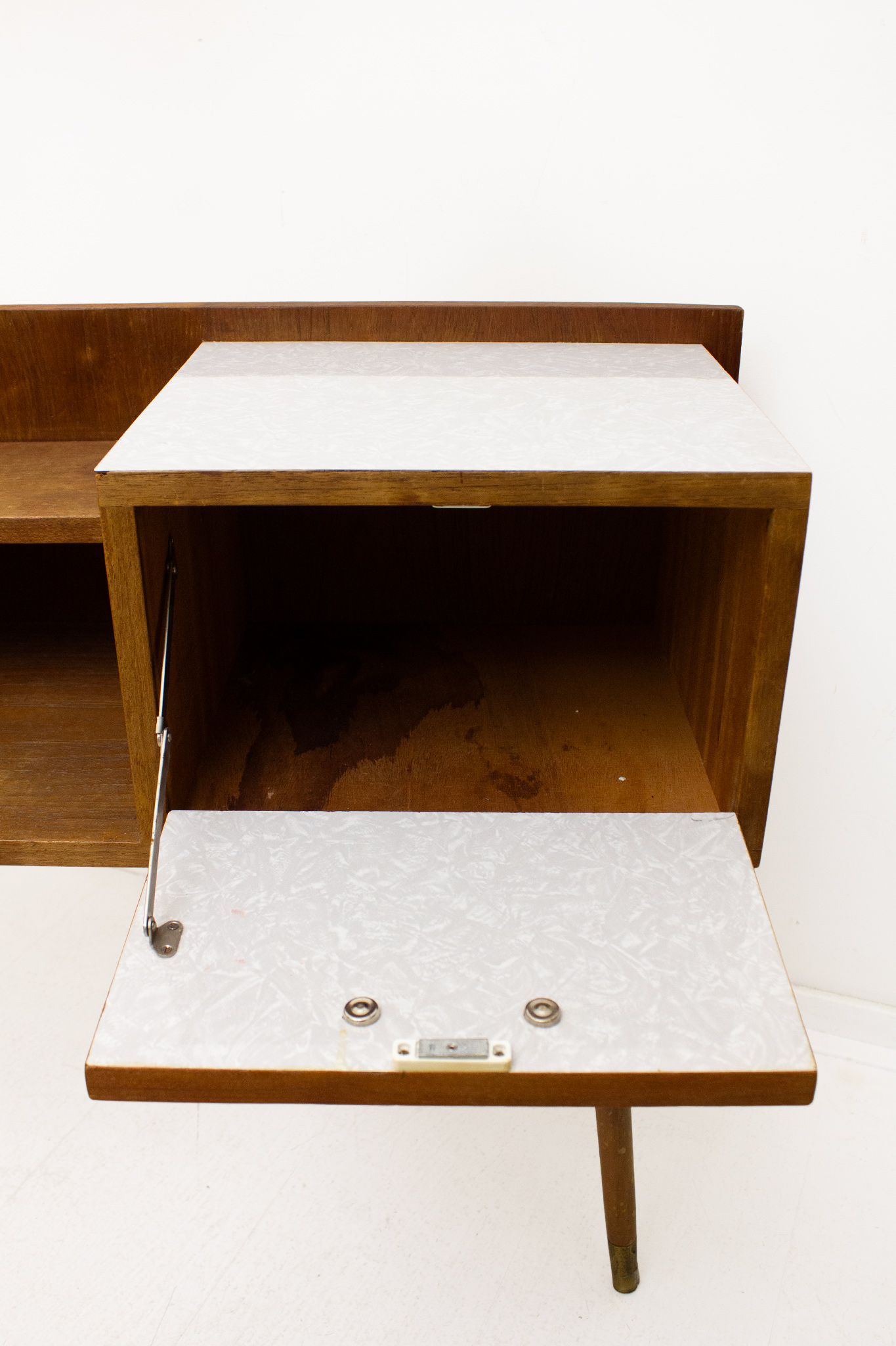 60’s houten lowboard kastje met formica blad en messing greepjes