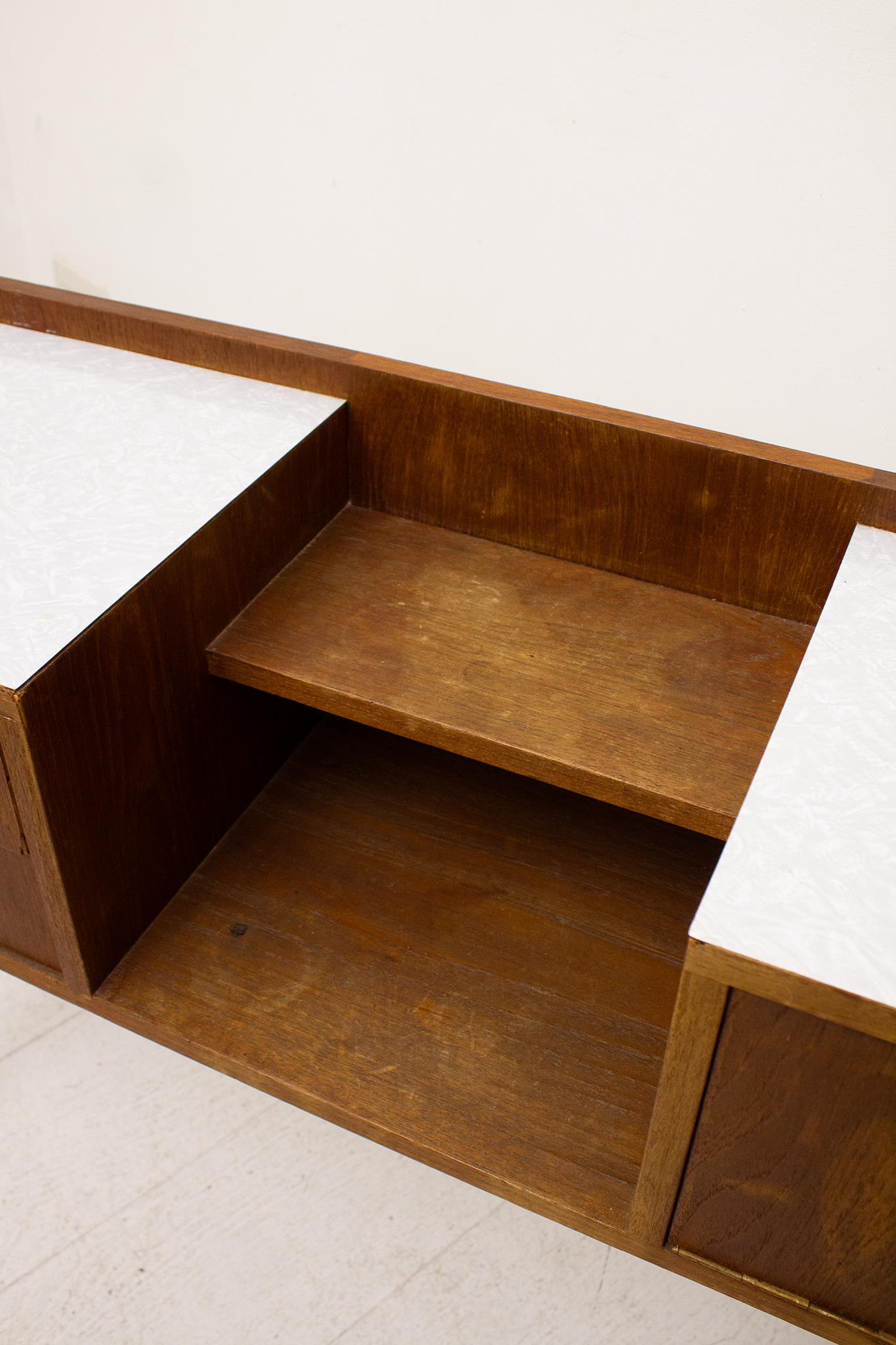 60’s houten lowboard kastje met formica blad en messing greepjes