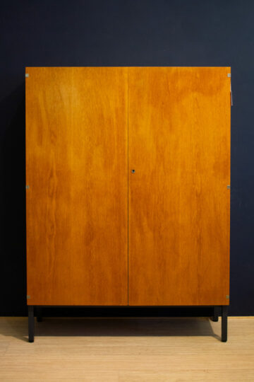 Teakhouten jaren 60 kledingkast op metalen voeten