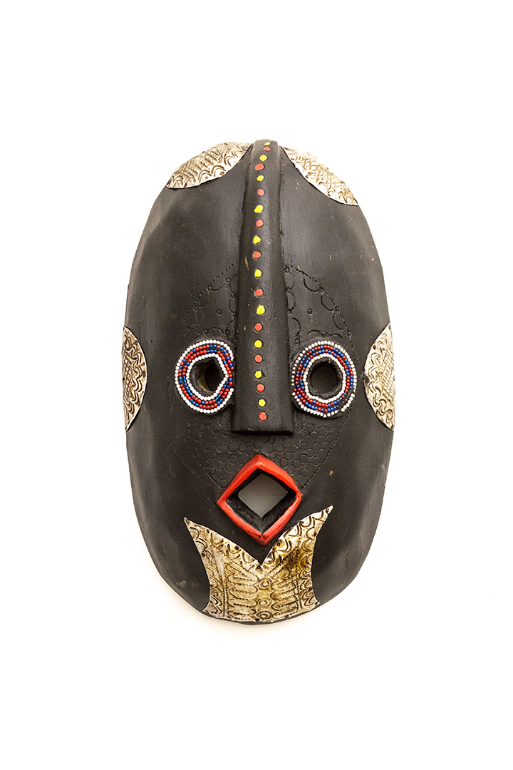 Bedenk uitzending Ontmoedigd zijn Afrikaans houten masker met metalen details en kralen - Froufrou's Bedenk uitzending Ontmoedigd zijn Afrikaans houten masker met metalen details en kralen - Froufrou's
