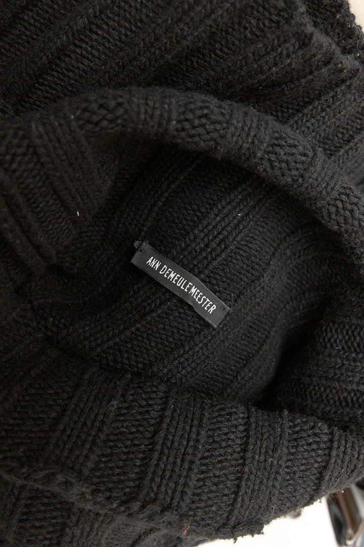 Ann Demeulemeester zwarte gebreide coltrui met extra lange mouwen