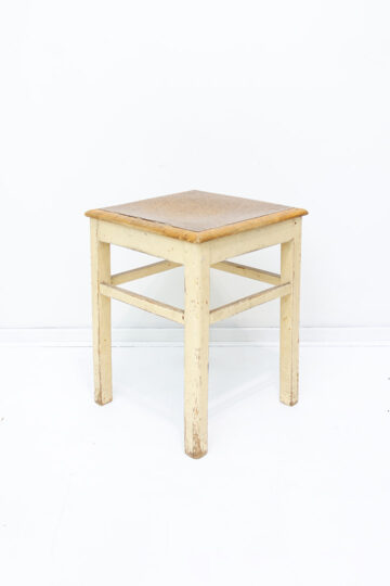 Antiek krukje of plantentafel van hout vierkant