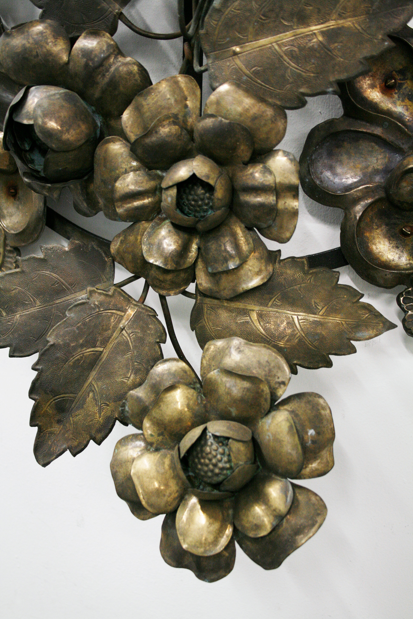 Antiek metalen wandornament met handgemaakte bloemen en kroon