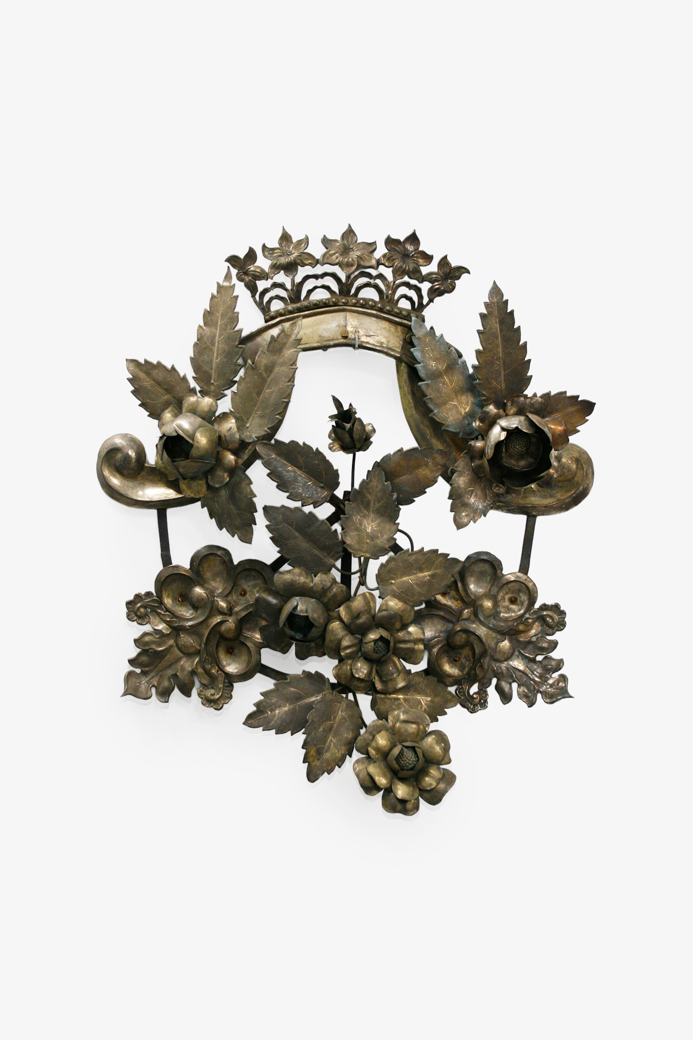 Antiek metalen wandornament met handgemaakte bloemen en kroon