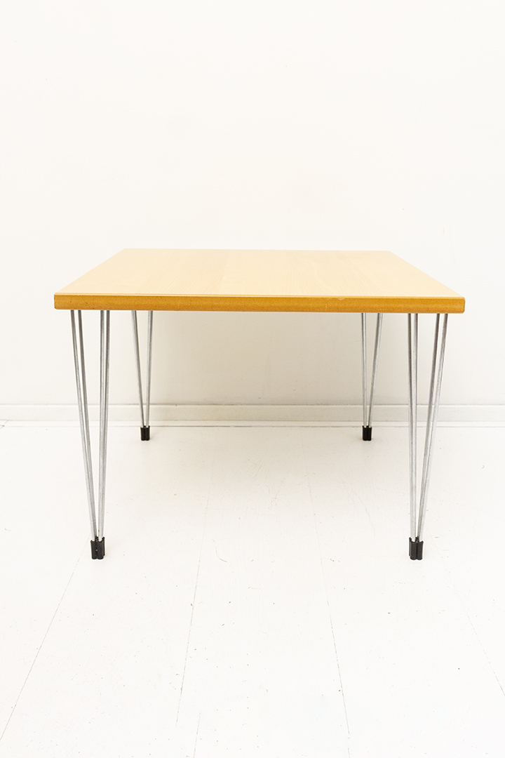 Arne Jacobsen salontafel met houten blad en hairpin poten jaren 70