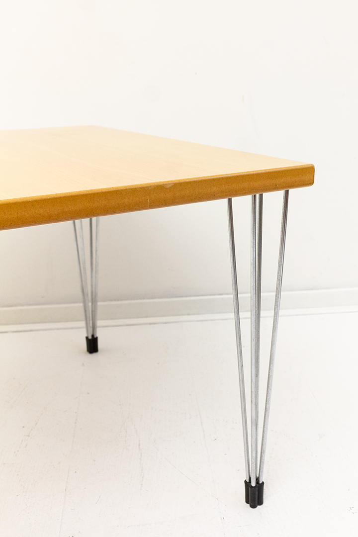 Arne Jacobsen salontafel met houten blad en hairpin poten jaren 70