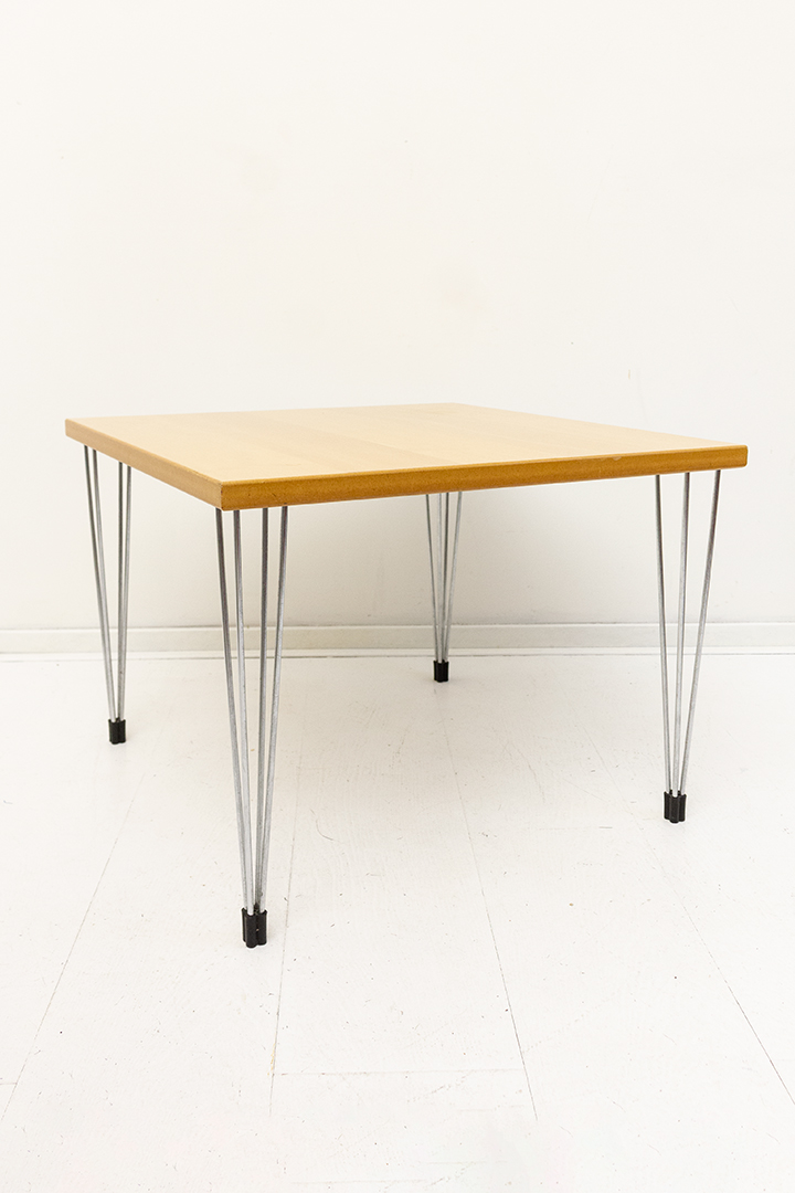 Arne Jacobsen salontafel met houten blad en hairpin poten jaren 70