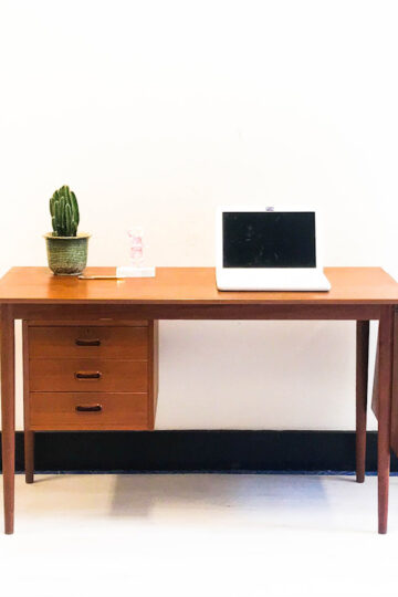 Arne Vodder vintage bureau van teakhout fineer met inklapbaar blad Deens design uit de jaren '60