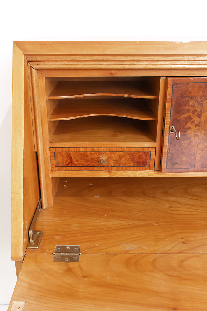 Art Deco secretaire met bijzonder Karelisch berkenhout