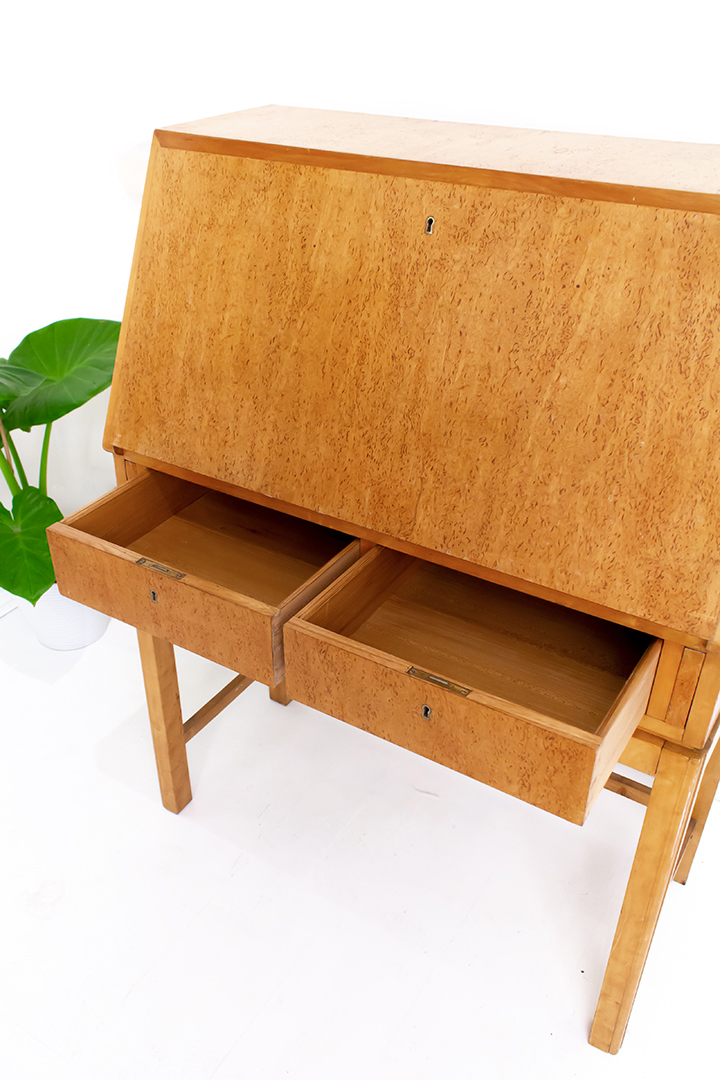 Art Deco secretaire met bijzonder Karelisch berkenhout