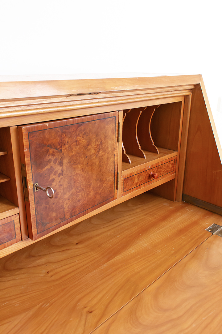 Art Deco secretaire met bijzonder Karelisch berkenhout