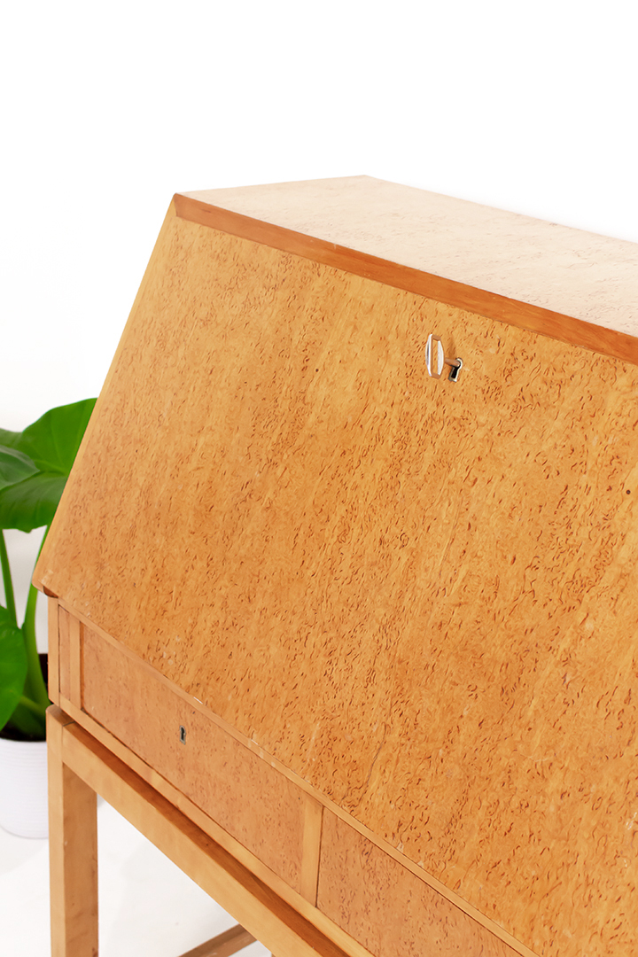 Art Deco secretaire met bijzonder Karelisch berkenhout