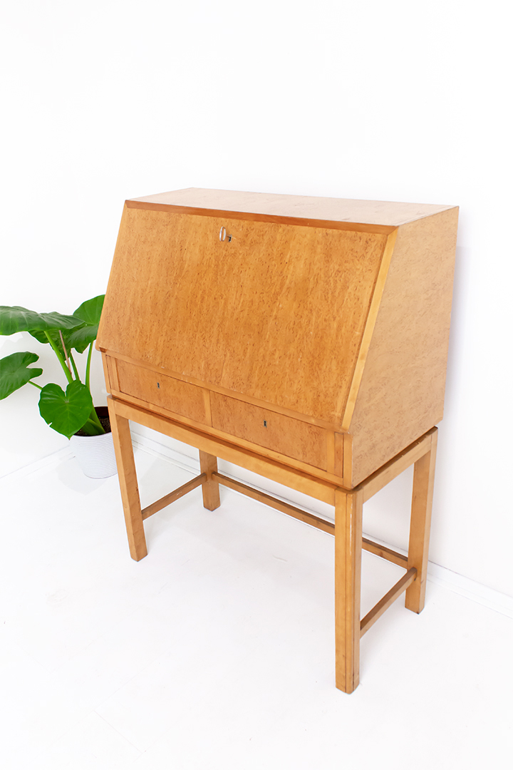 Art Deco secretaire met bijzonder Karelisch berkenhout