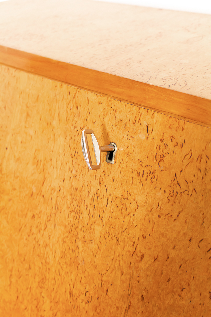 Art Deco secretaire met bijzonder Karelisch berkenhout