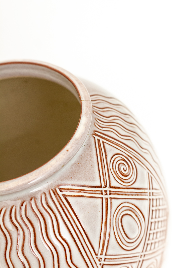 Beige V5 vaas van keramiek Wim Visser x Sphinx Maastricht