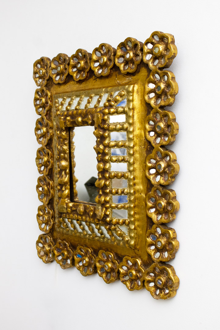 Bijzondere goudkleurige vintage spiegel met bloemen