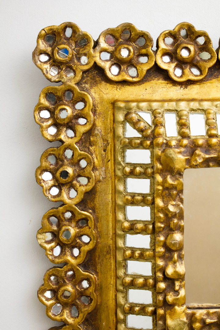 Bijzondere goudkleurige vintage spiegel met bloemen