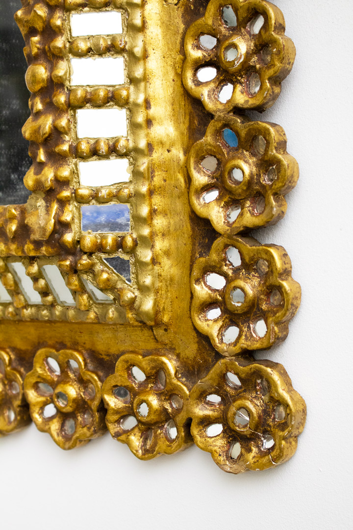 Bijzondere goudkleurige vintage spiegel met bloemen