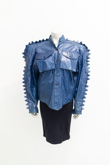 Blauwe Kansai Yamamoto jas van imitatie struisvogelleer met drakenstekels