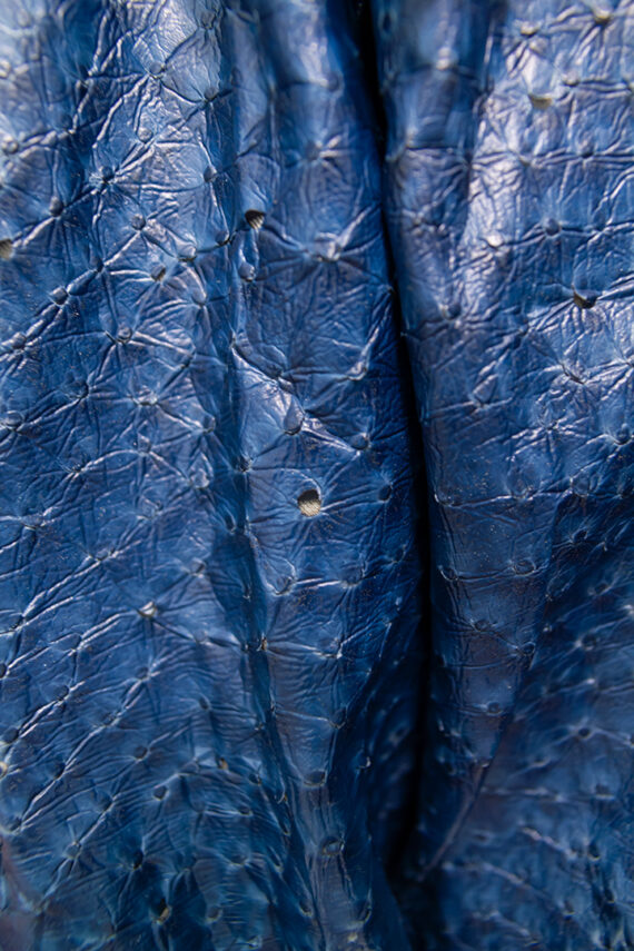 Blauwe Kansai Yamamoto jas van imitatie struisvogelleer met drakenstekels