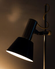 Blauwe vintage bureaulamp met verchroomde details