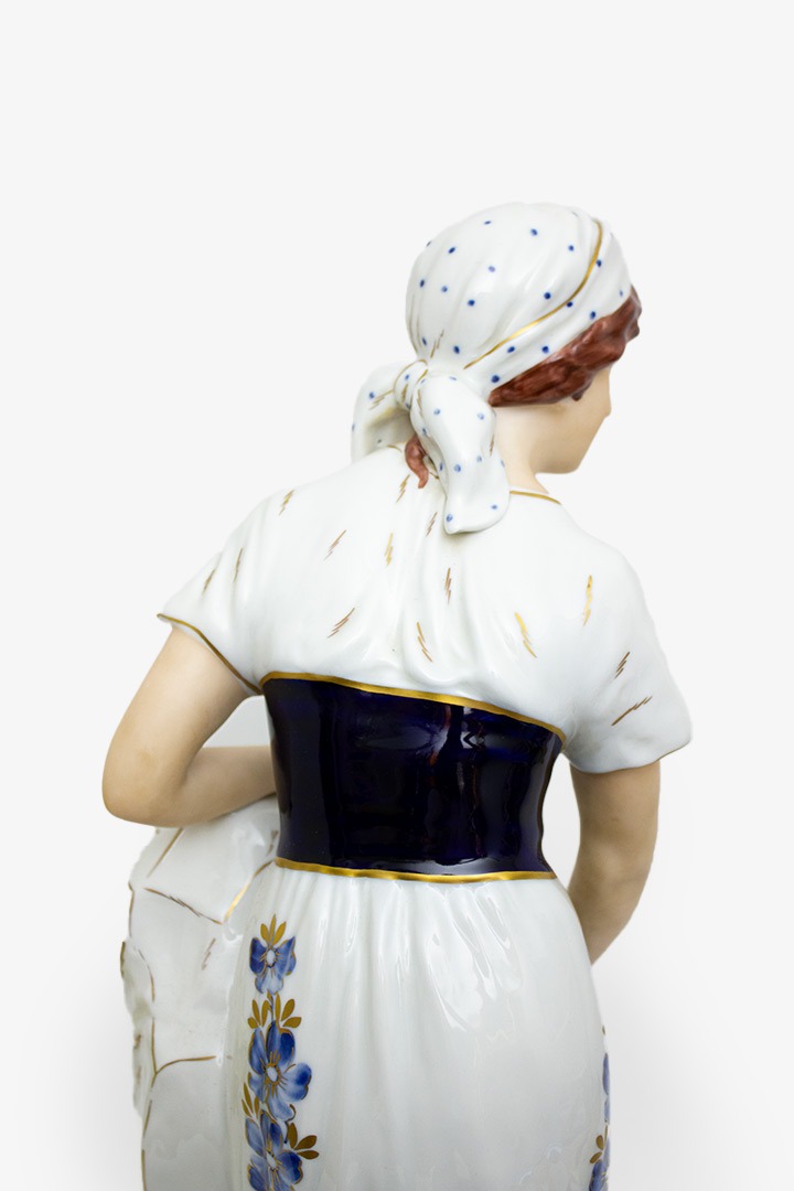 Bohemia Royal Dux porseleinen beeld vrouw bij waterfontein Tsjechië