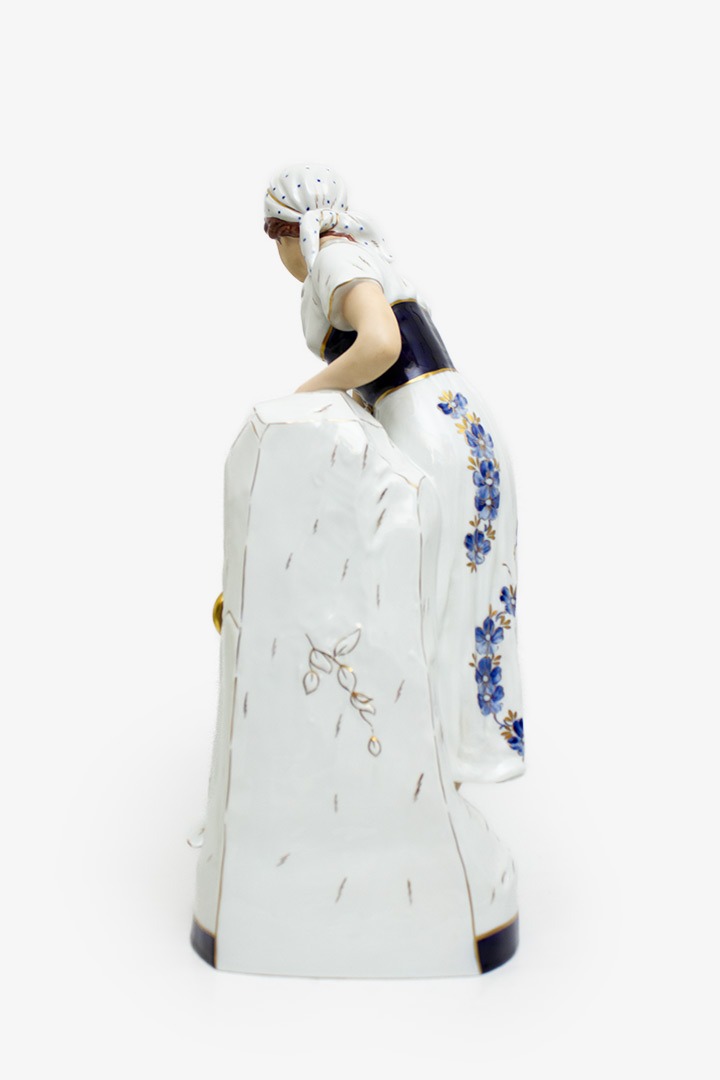 Bohemia Royal Dux porseleinen beeld vrouw bij waterfontein Tsjechië