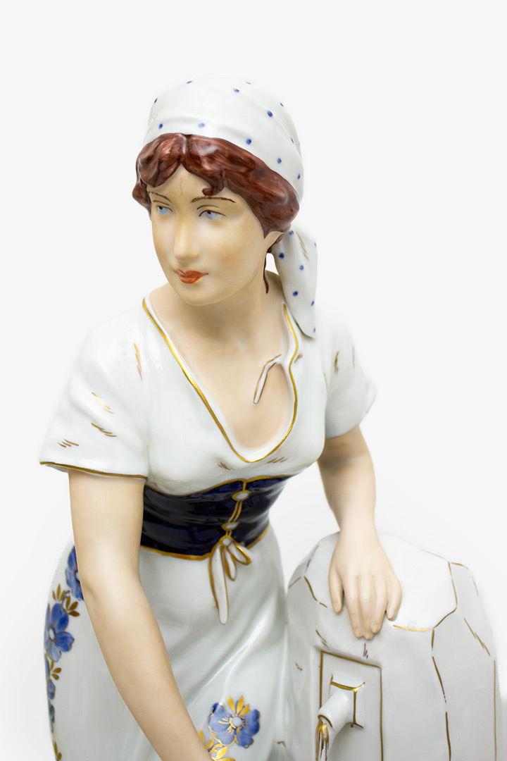 Bohemia Royal Dux porseleinen beeld vrouw bij waterfontein Tsjechië