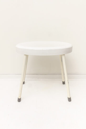 Brevettato kruk van wit kunststof met metalen poten jaren 70