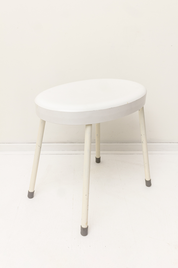 Brevettato kruk van wit kunststof met metalen poten jaren 70