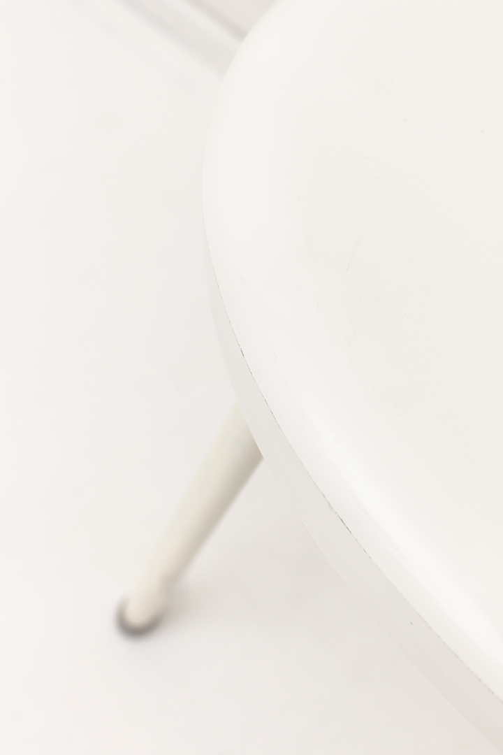 Brevettato kruk van wit kunststof met metalen poten jaren 70