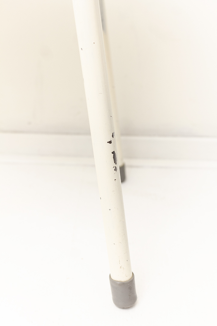 Brevettato kruk van wit kunststof met metalen poten jaren 70