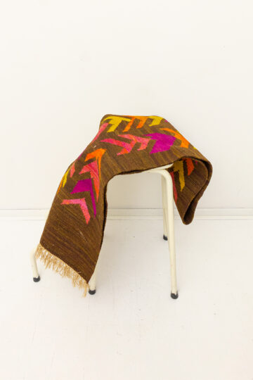 Bruine vintage loper met patroon van roze en gele pijlen