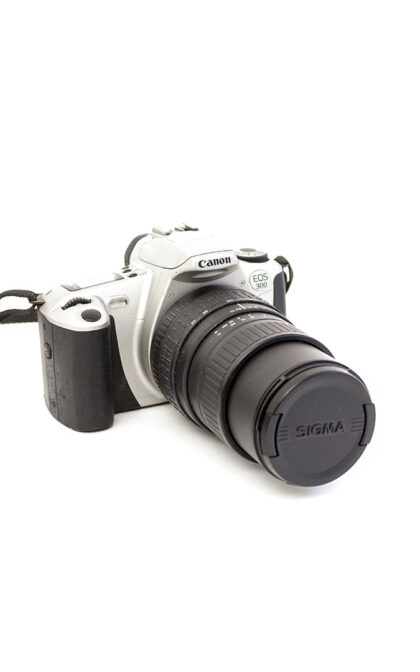 Canon EOS 300 analoge camera + zoomlens Sigma 70-210mm