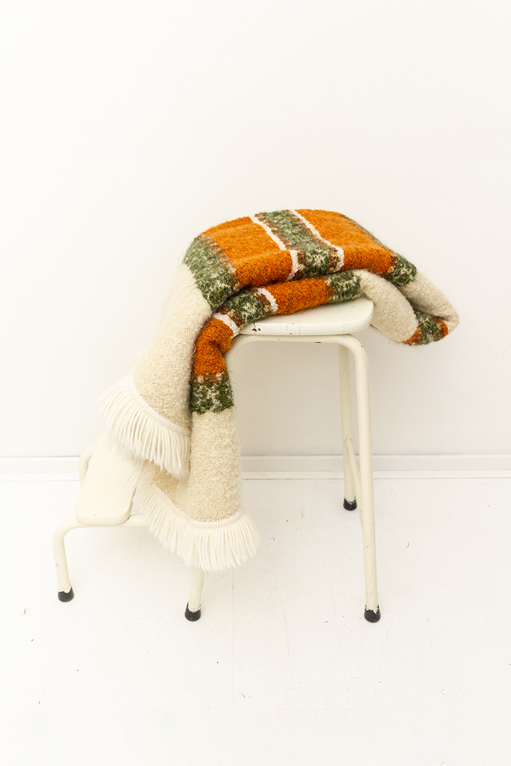 Crèmekleurige vintage wollen sprei met oranje en groene banen