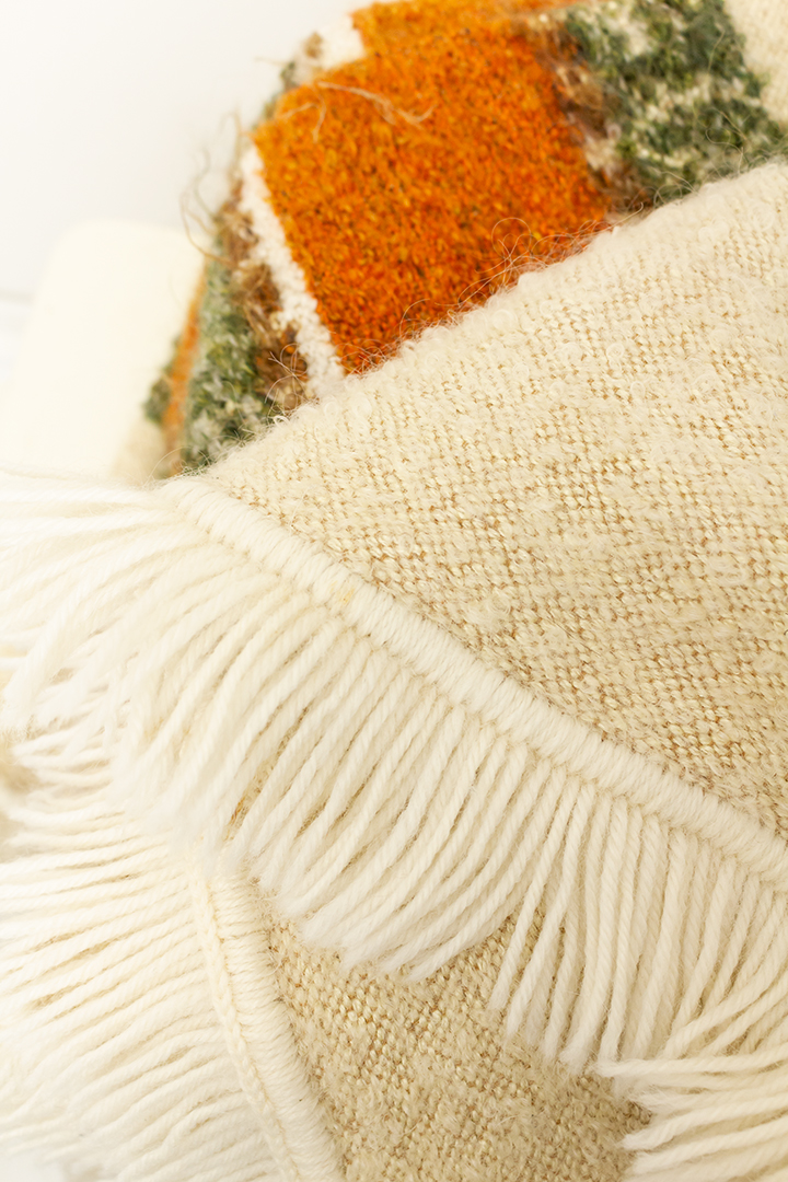 Crèmekleurige vintage wollen sprei met oranje en groene banen