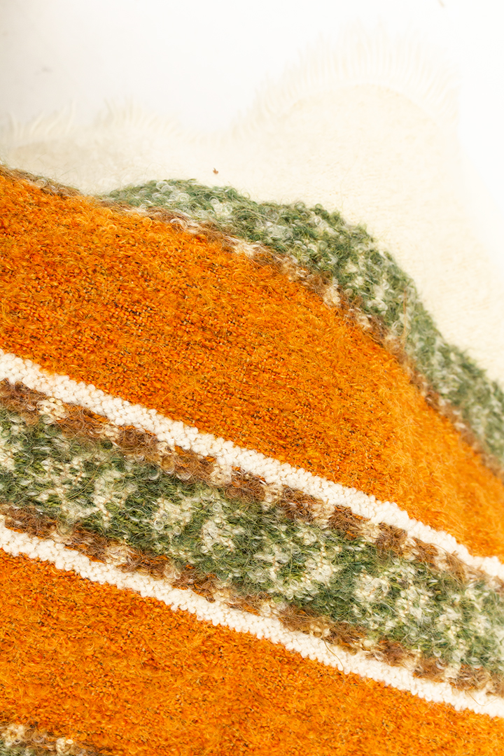 Crèmekleurige vintage wollen sprei met oranje en groene banen