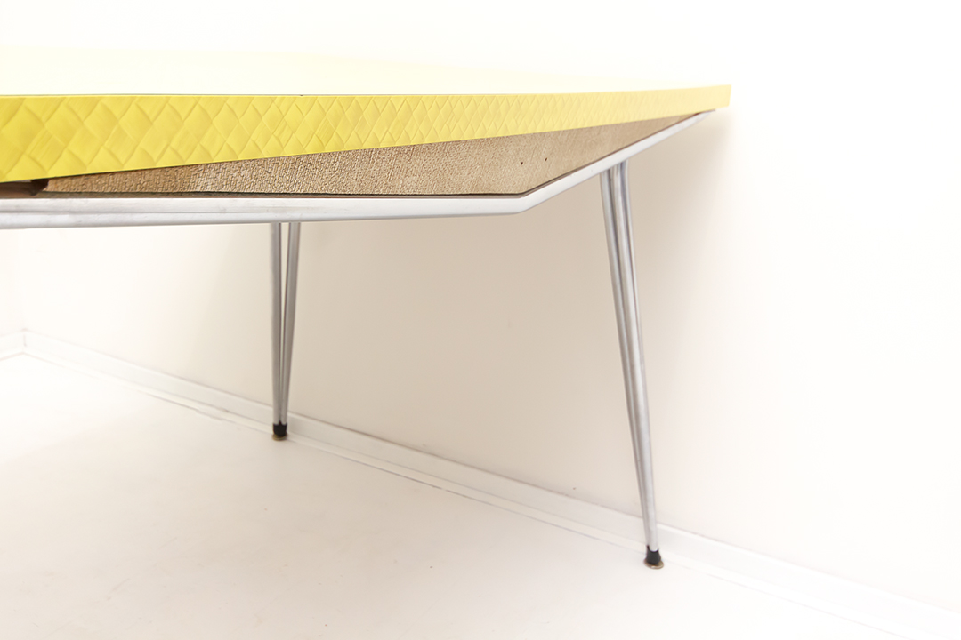 Fifties Amerikaanse dinertafel formica geel