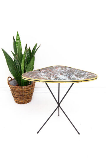 Fifties formica bijzettafel met bruine marmerprint en metalen driepoot