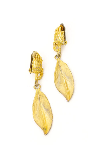 Franse vergulde bloemen oorclips met hanger in de vorm van een blaadje