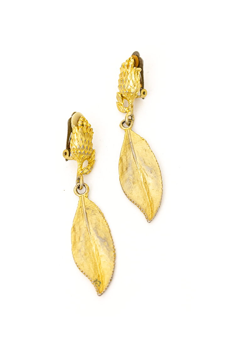 Franse vergulde bloemen oorclips met hanger in de vorm van een blaadje