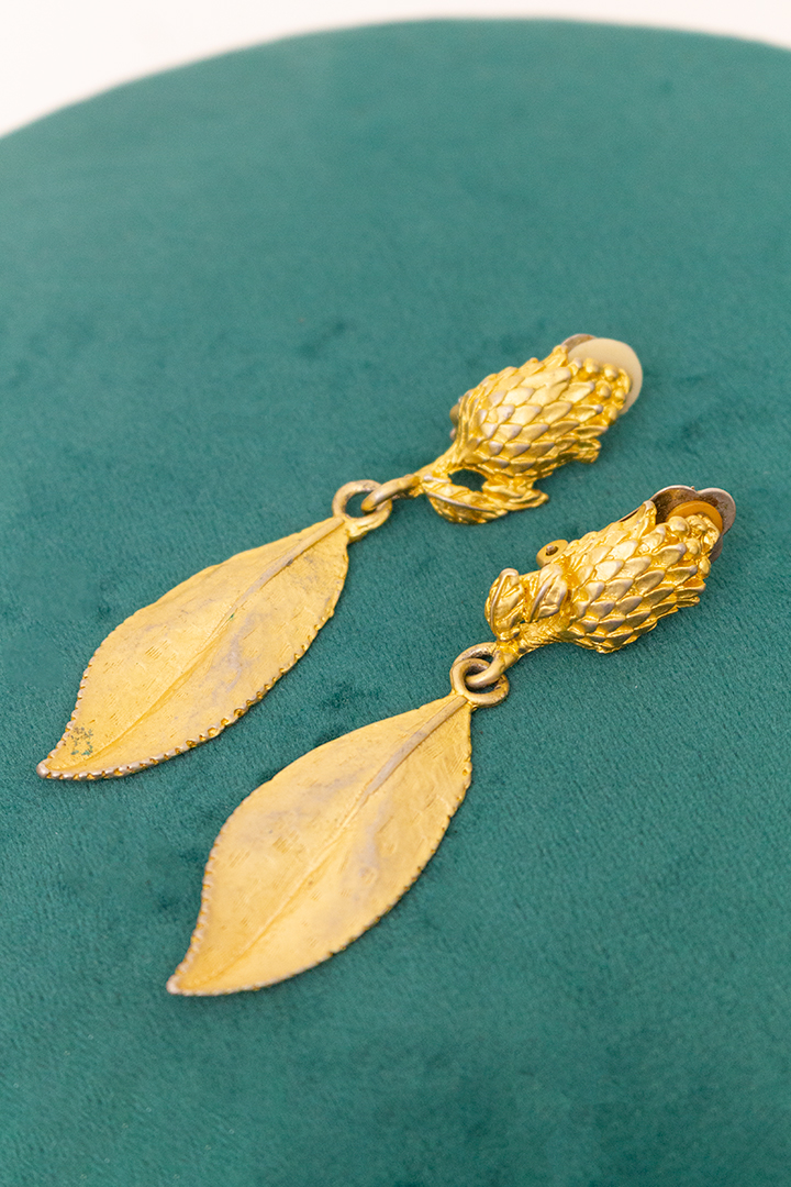Franse vergulde bloemen oorclips met hanger in de vorm van een blaadje