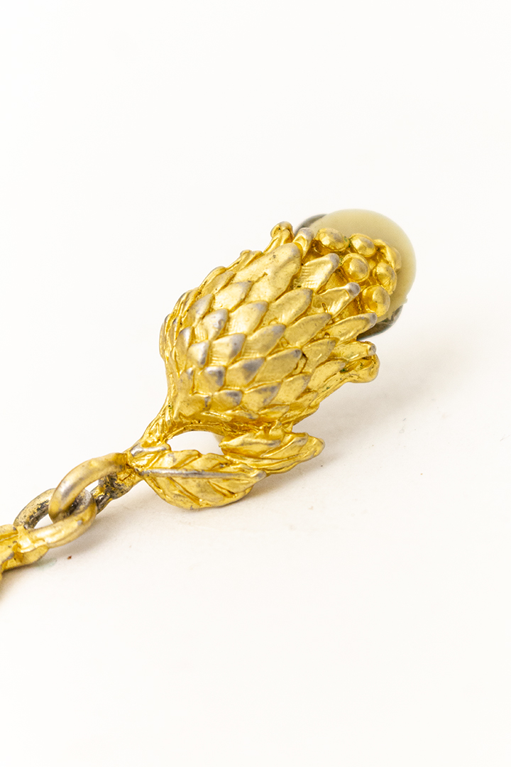 Franse vergulde bloemen oorclips met hanger in de vorm van een blaadje