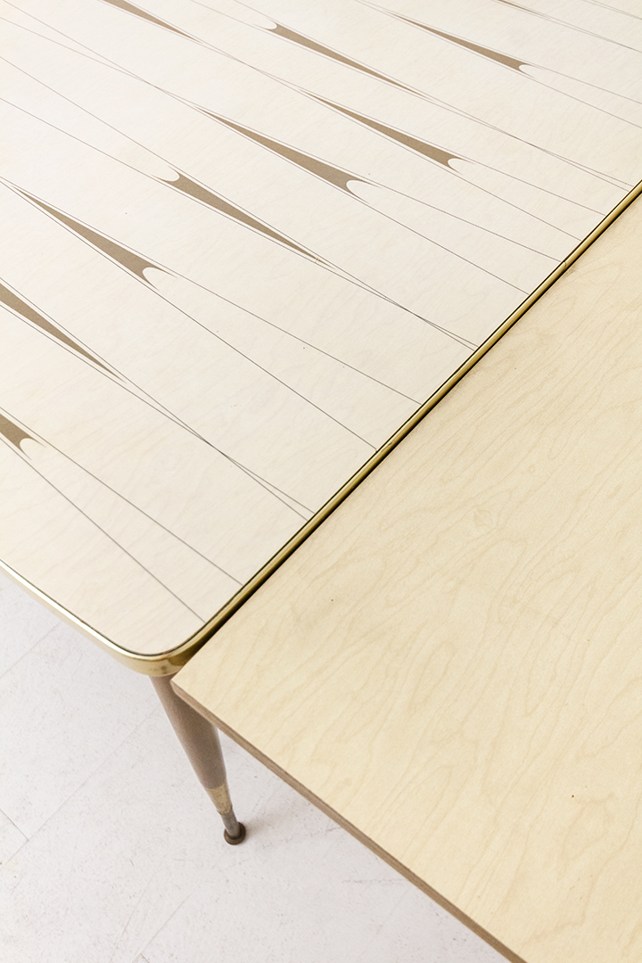 Franse vintage formica tafel met uitklapbaar blad en verstelbare poten