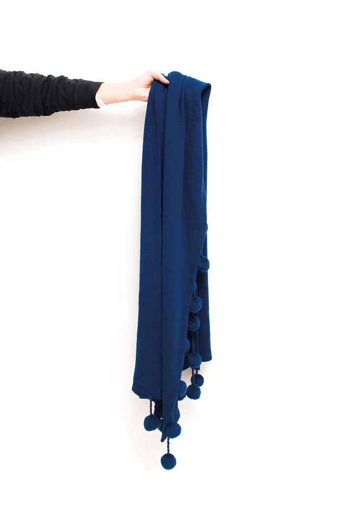 Gebreide sjaal met pompons donkerblauw Dorothée Bis